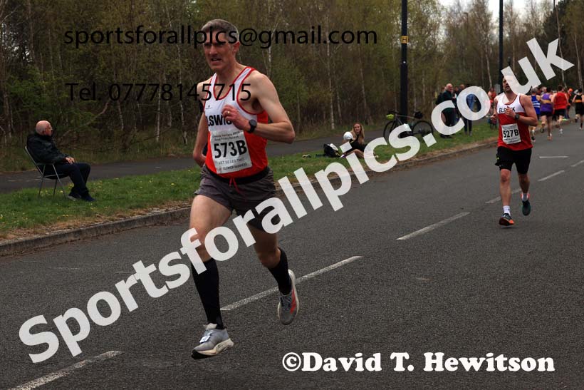 Senior mens relay, 2025 Elswick Harriers Good Friday Road Relays, Newburn, Newcastle upon Tyne. Photo: David T. Hewitson/Sports for All Pics